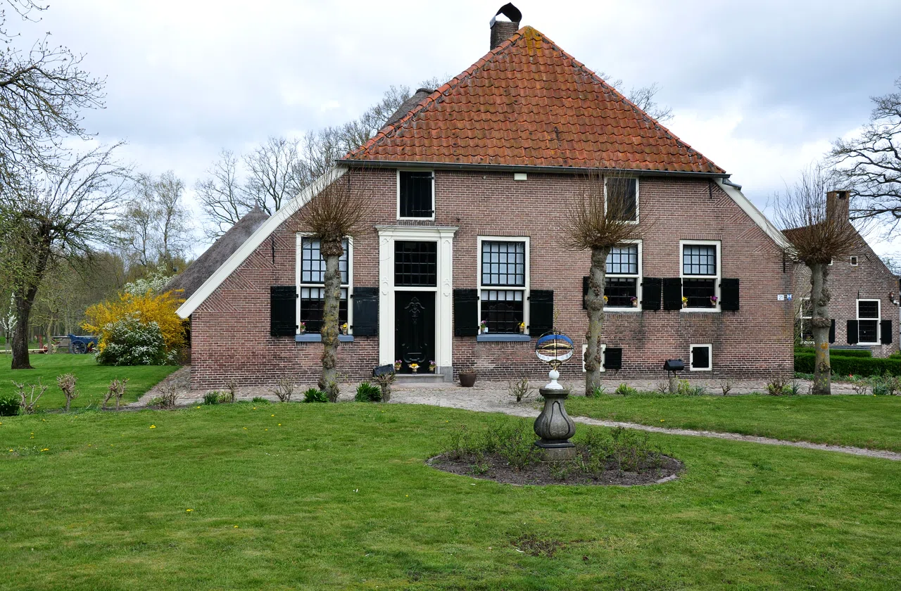 Gevelreiniging in Roermond voor een verzorgde, sterke gevel.