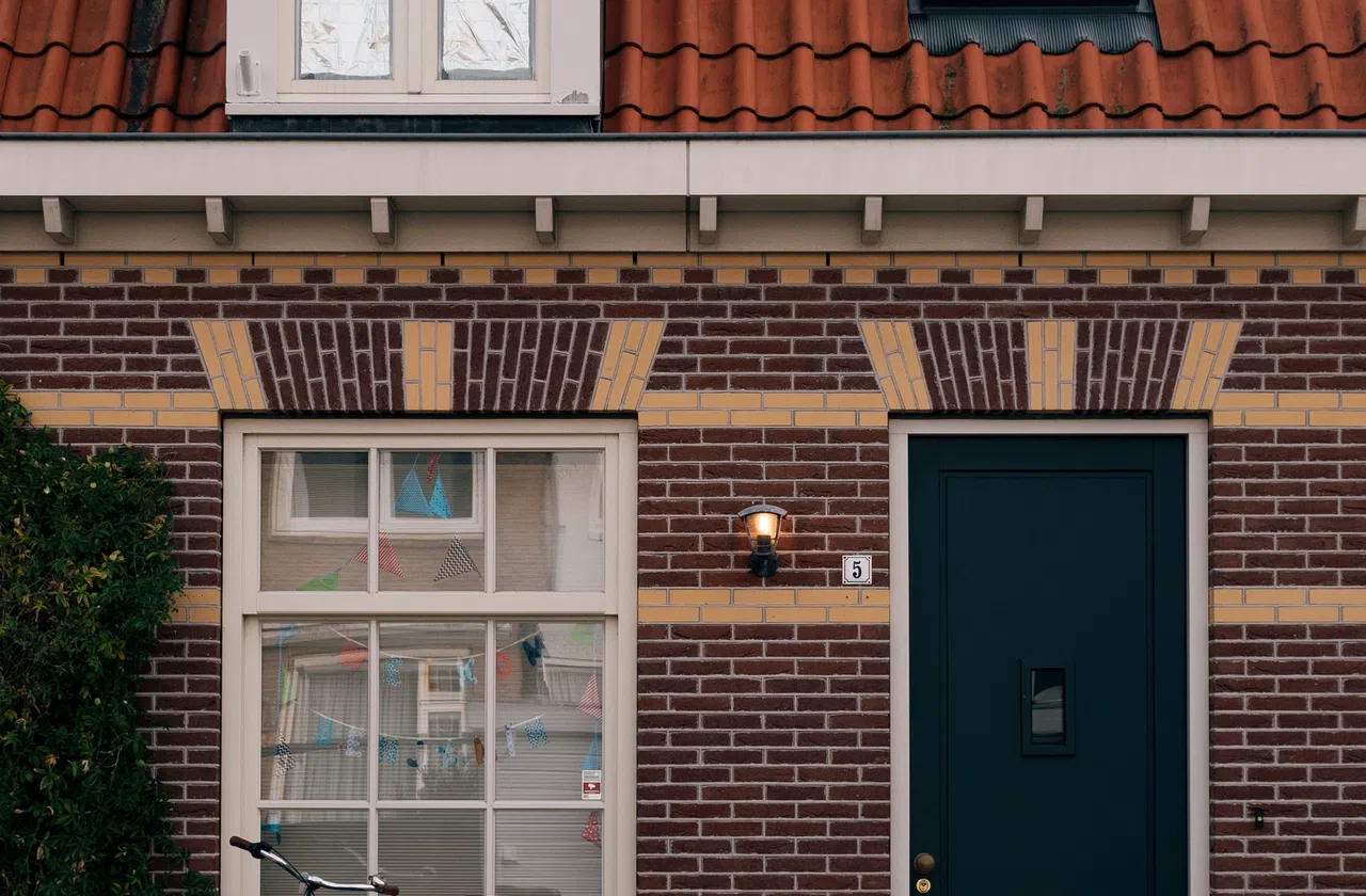 Gevelreiniging in Maastricht voor een verzorgde, sterke gevel.