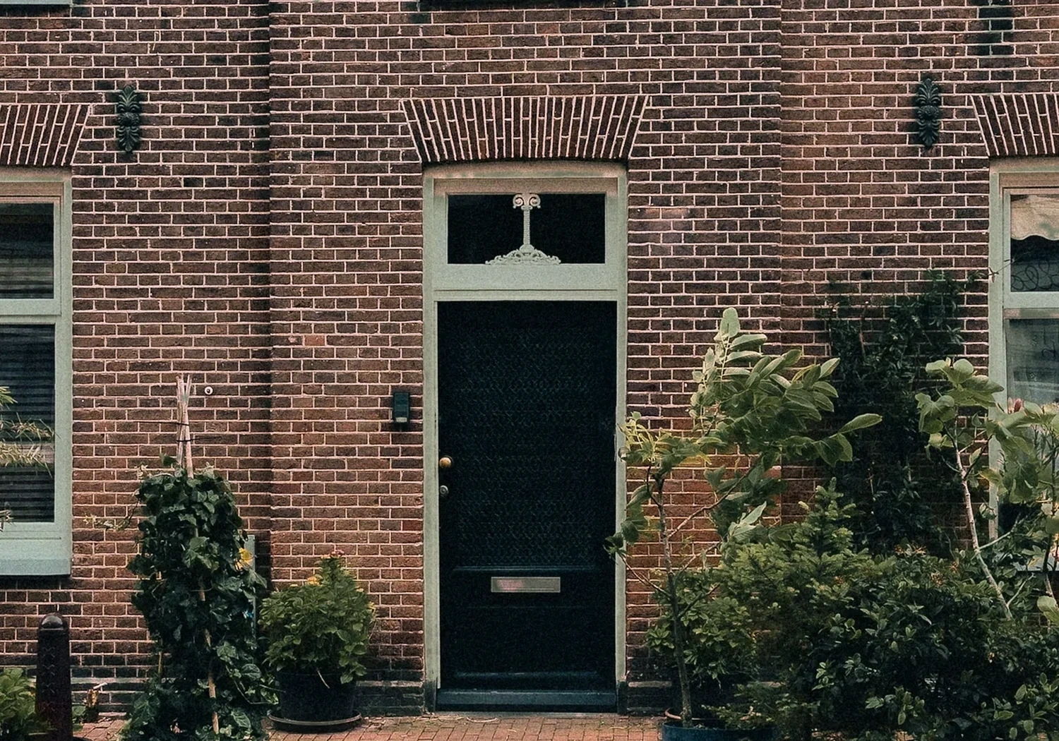 Behandelvisualisatie na mogelijke behandeling: Donkere bakstenen woninggevel: gerichte gevelcheck
