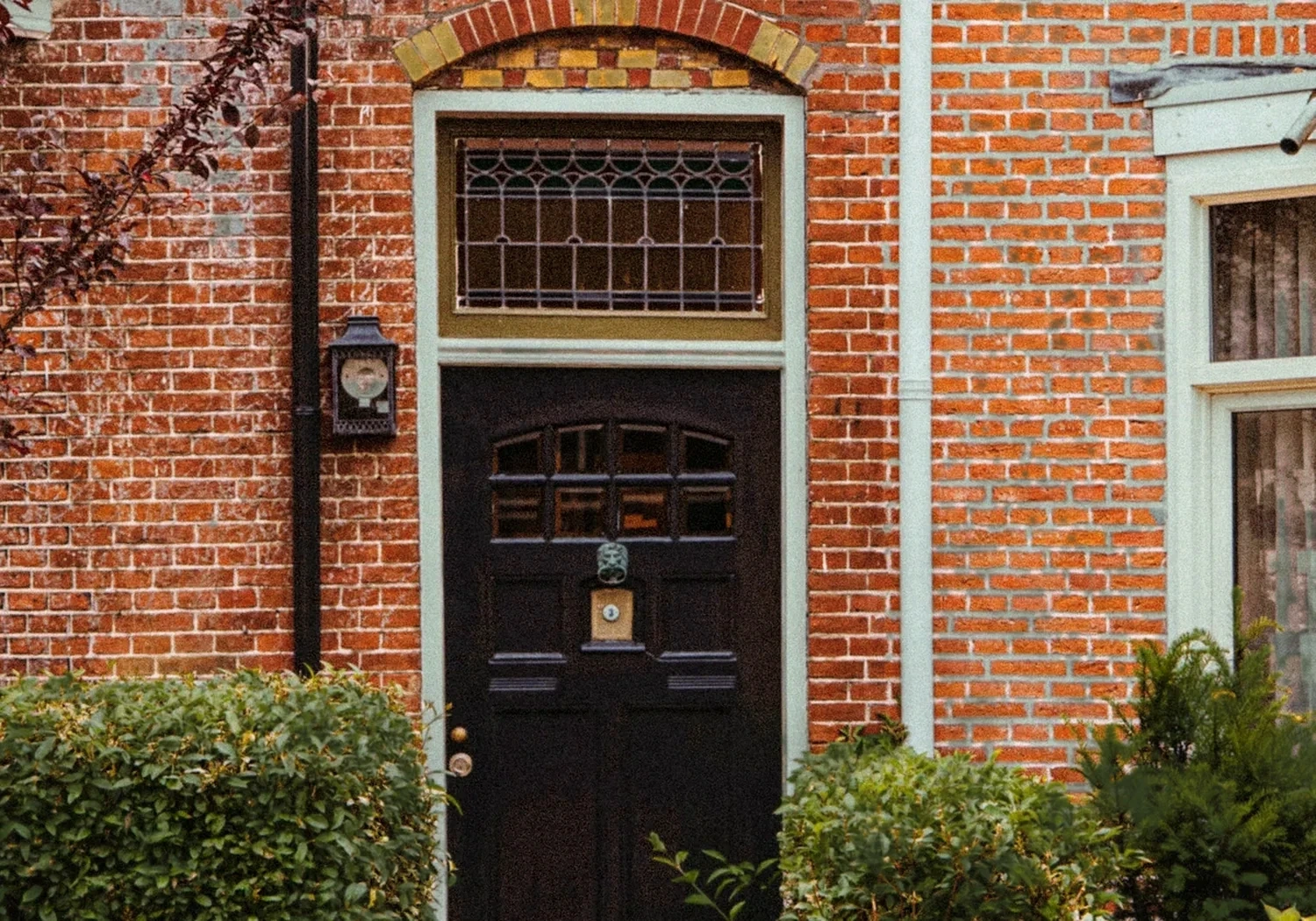 Behandelvisualisatie na mogelijke behandeling: Karakteristieke voorgevel: vervuiling gecontroleerd aanpakken