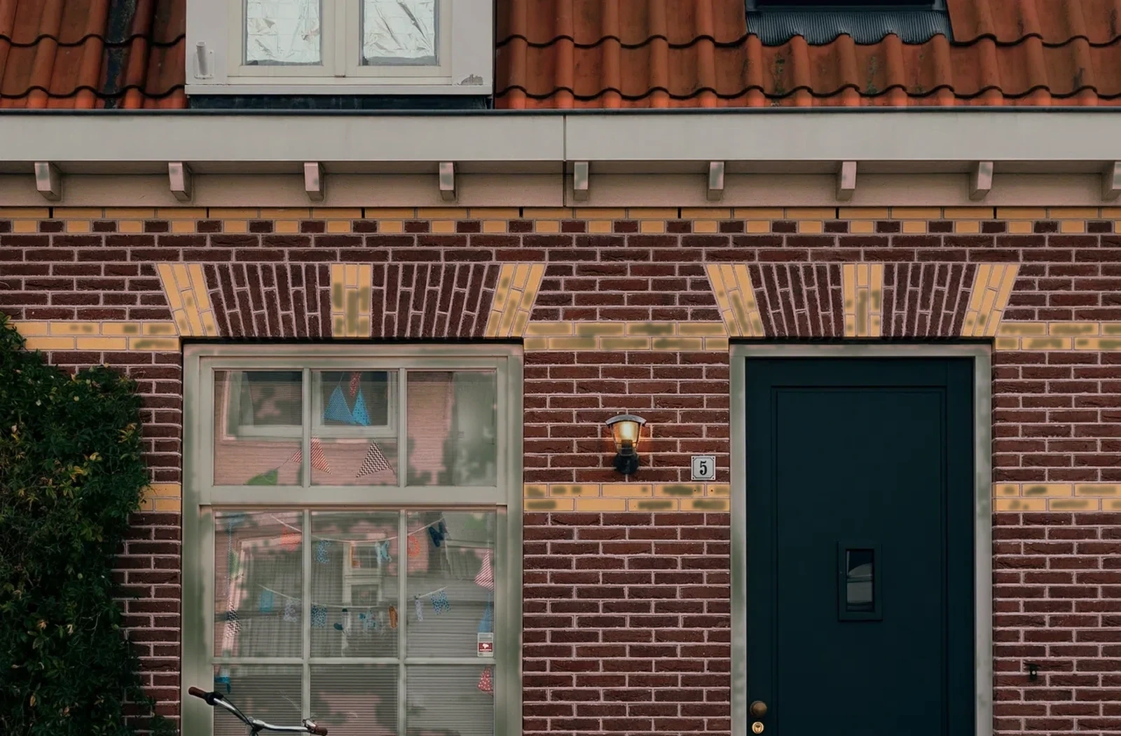 Behandelvisualisatie na mogelijke behandeling: Bakstenen rijwoning: reiniging en kleurherstel