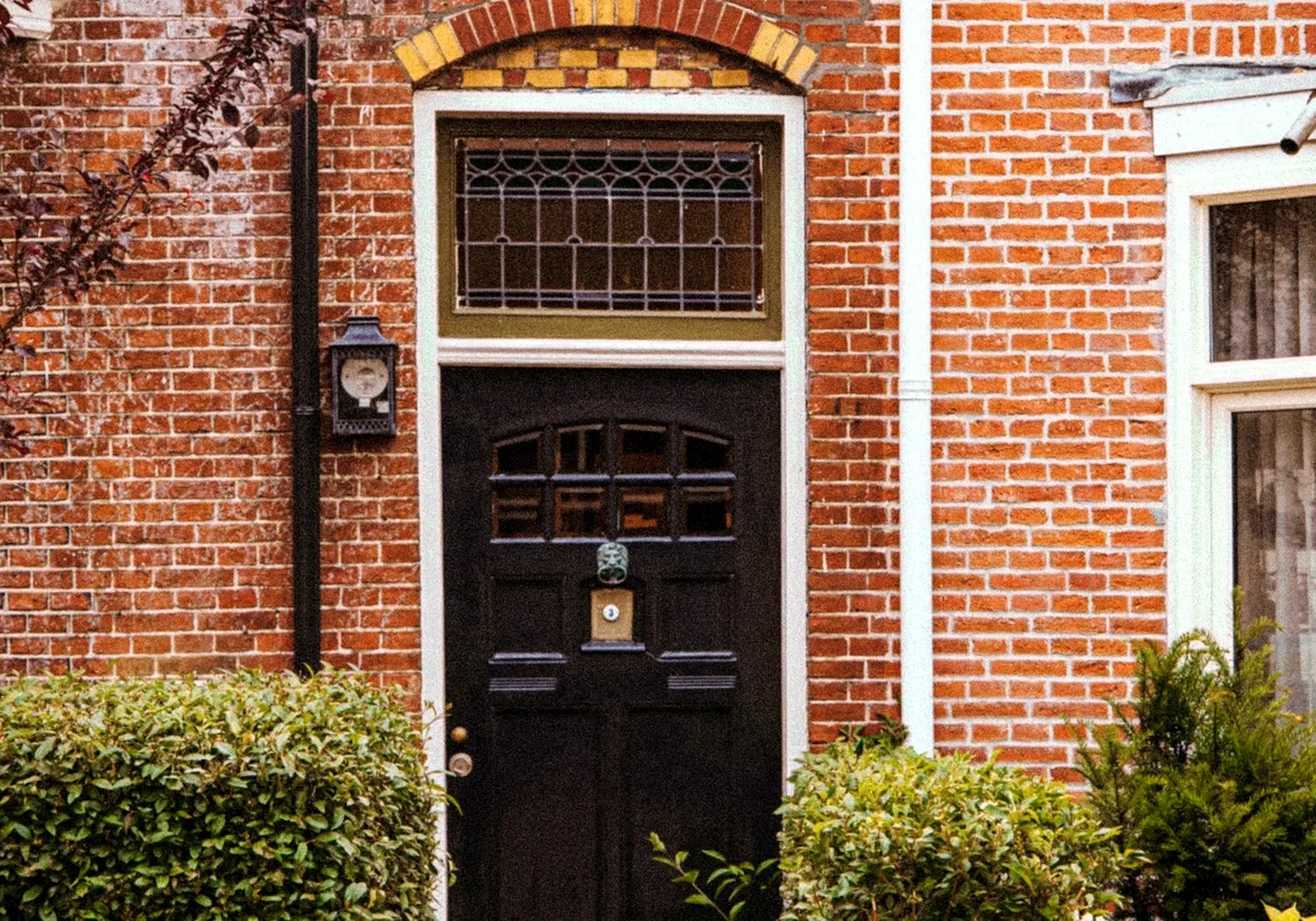 Dezelfde bakstenen gevel na een zichtbaar schone behandeling